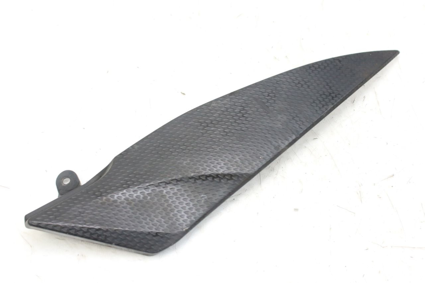 photo de TAPA BAJO EL ASIENTO DERECHO. YAMAHA YZF R1 1000 (2007 - 2008) - Primer plano técnico