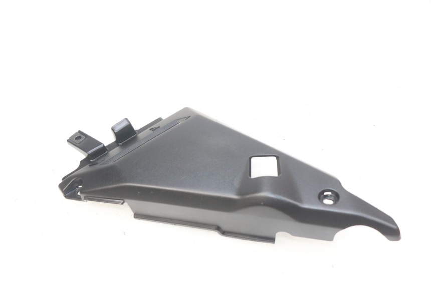 photo de TAPA BAJO EL ASIENTO DERECHO. KAWASAKI Z 650 (2016 - 2019) - Primer plano técnico