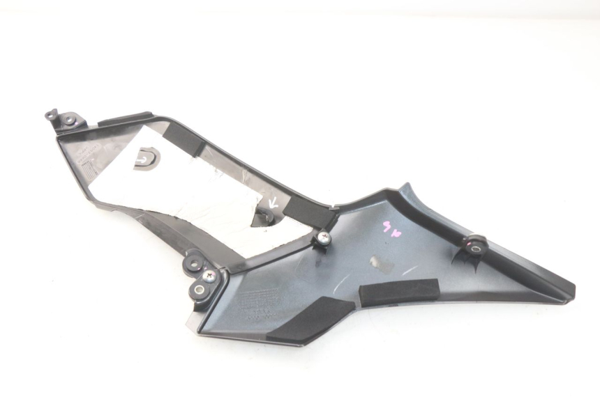 photo de TAPA BAJO ASIENTO DERECHO KAWASAKI Z Z900 900 (2017 - 2019) - Primer plano técnico