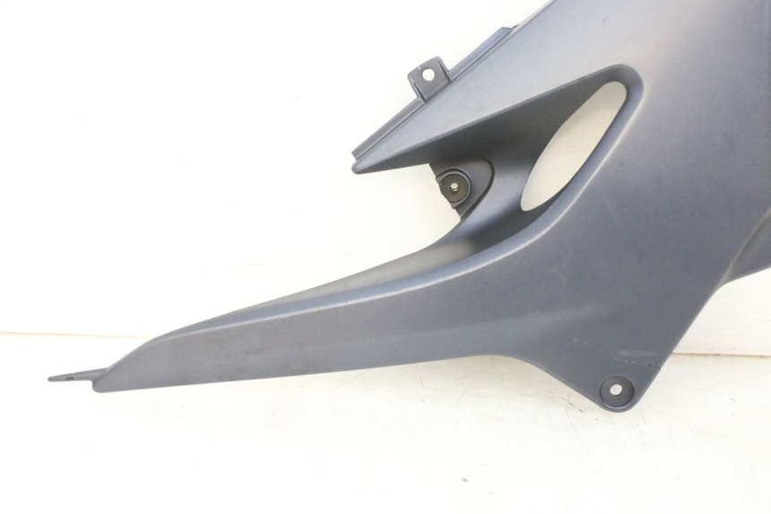 photo de TAPA BAJO ASIENTO DERECHO KAWASAKI ZR 7 750 (1999 - 2004) - Primer plano de alta resolución