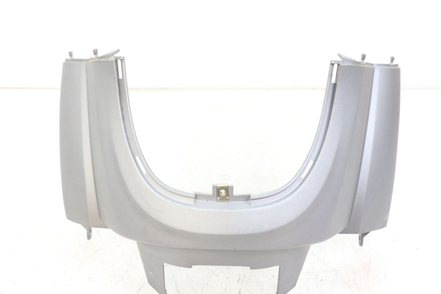 photo de TAPA DEBAJO DEL ASIENTO SYM FIDDLE 3 III 125 (2014 - 2020) - Detalle de la pieza