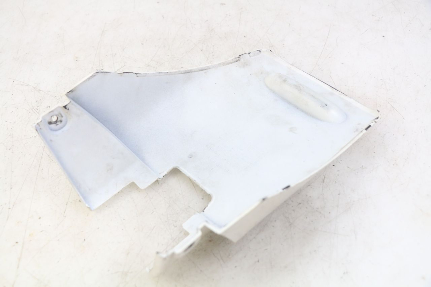 photo de TAPA DEBAJO DEL ASIENTO MBK FLIPPER 50 (2004 - 2012) - Primer plano técnico