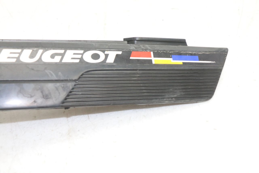 photo de TAPA BAJO ASIENTO IZQUIERDA PEUGEOT 103 SPX CLIP 50 (1989 - 1992) - Zoom estado de uso