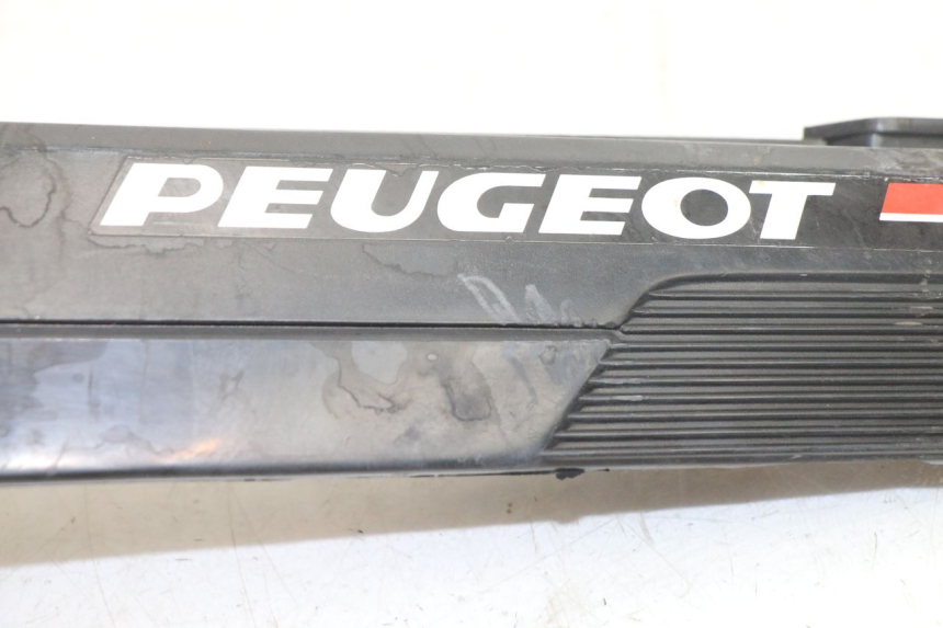 photo de TAPA BAJO ASIENTO IZQUIERDA PEUGEOT 103 SPX CLIP 50 (1989 - 1992) - Otra perspectiva