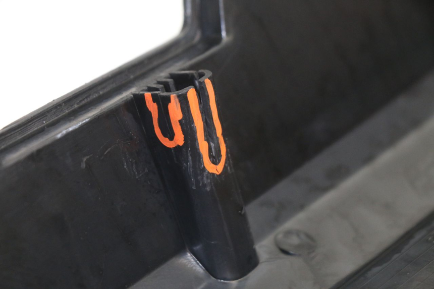 photo de TAPA BAJO ASIENTO IZQUIERDA PEUGEOT 103 SPX CLIP 50 (1989 - 1992) - Detalles de los puntos de fijación
