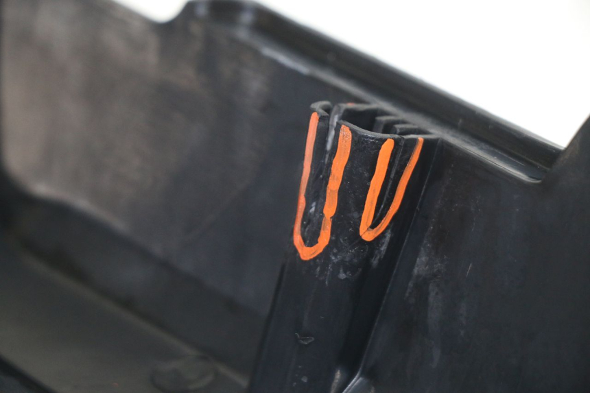 photo de TAPA BAJO ASIENTO IZQUIERDA PEUGEOT 103 SPX CLIP 50 (1989 - 1992) - Estado de la superficie y material