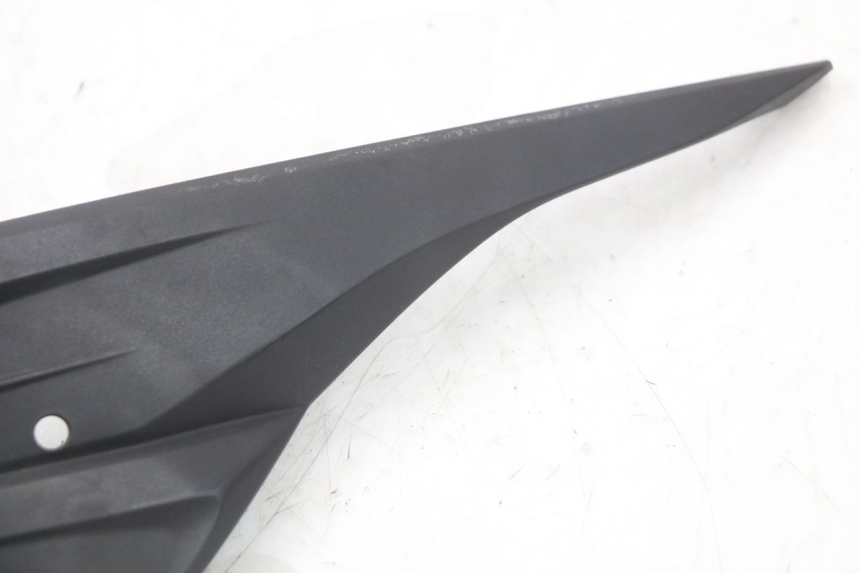 photo de TAPA BAJO ASIENTO IZQUIERDA SUZUKI ADDRESS 110 (2015 - 2020) - Otra perspectiva