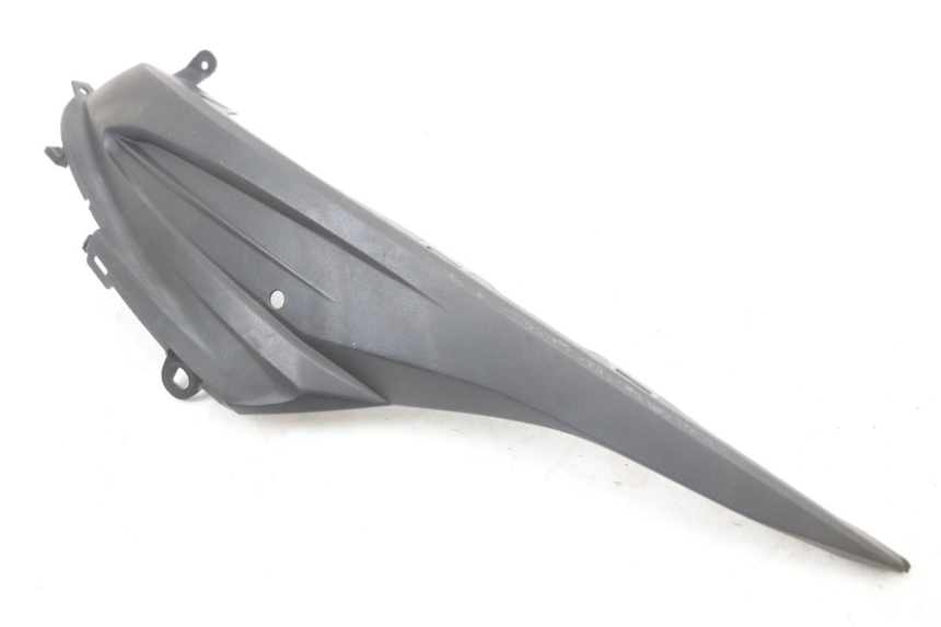 photo de TAPA BAJO ASIENTO IZQUIERDA SUZUKI ADDRESS 110 (2015 - 2020) - Primer plano técnico