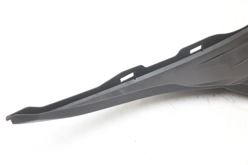 photo de TAPA BAJO ASIENTO IZQUIERDA SUZUKI ADDRESS 110 (2015 - 2020) - Estado de la superficie y material