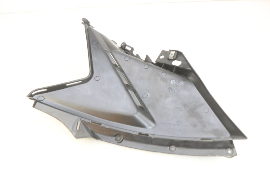 photo de TAPA DEBAJO DEL ASIENTO IZQUIERDO KYMCO AGILITY 16+ 4T 50 (2018 - 2023) - Detalle de la pieza