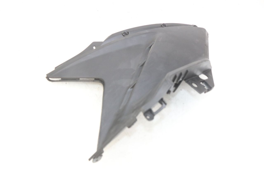 photo de TAPA DEBAJO DEL ASIENTO IZQUIERDO KYMCO AGILITY 16+ 4T 50 (2018 - 2023) - Otra perspectiva