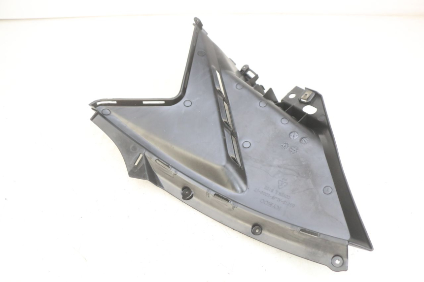 photo de TAPA DEBAJO DEL ASIENTO IZQUIERDO KYMCO AGILITY 16+ 4T 50 (2018 - 2023) - Detalle de la pieza