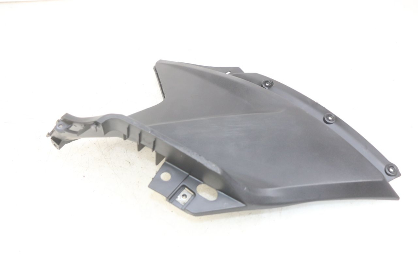 photo de TAPA DEBAJO DEL ASIENTO IZQUIERDO KYMCO AGILITY 16+ 4T 50 (2018 - 2023) - Primer plano técnico