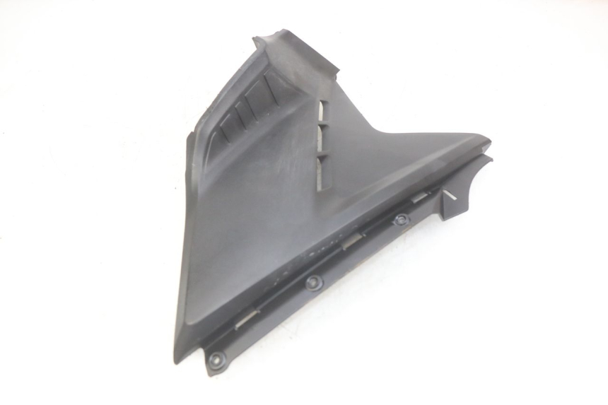 photo de TAPA DEBAJO DEL ASIENTO IZQUIERDO KYMCO AGILITY 16+ 4T 50 (2018 - 2023) - Detalles de los puntos de fijación