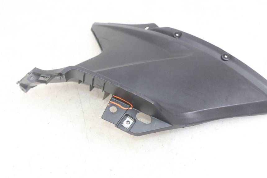 photo de TAPA DEBAJO DEL ASIENTO IZQUIERDO KYMCO AGILITY 16+ 4T 50 (2018 - 2023) - Zoom estado de uso