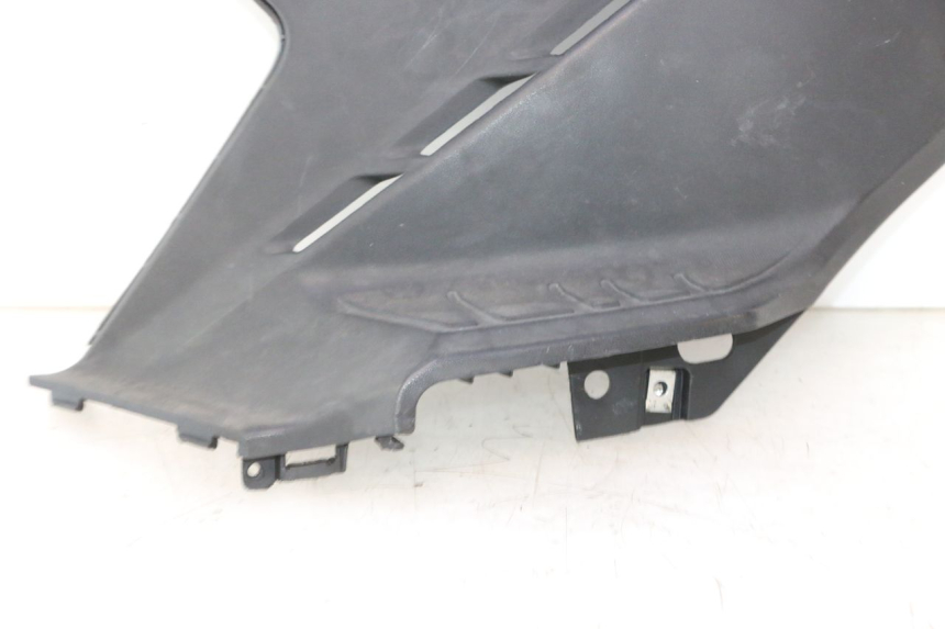photo de TAPA BAJO ASIENTO IZQUIERDA KYMCO AGILITY CITY 16P 125 (2015 - 2024) - Otra perspectiva