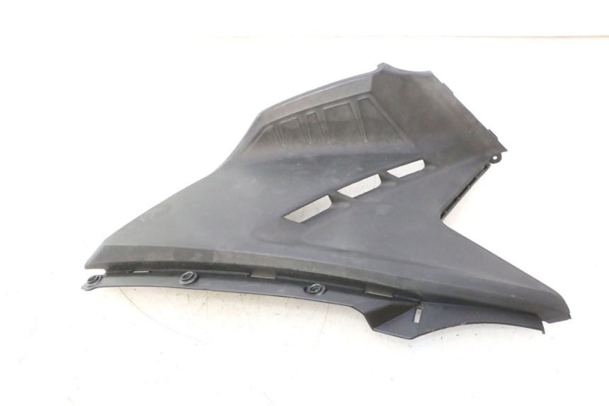 photo de TAPA BAJO ASIENTO IZQUIERDA KYMCO AGILITY CITY 16P 125 (2015 - 2024) - Primer plano técnico