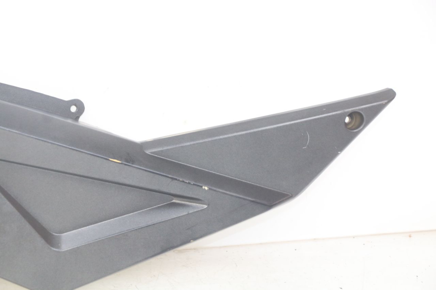 photo de TAPA DEBAJO DEL ASIENTO IZQUIERDO NECO ALEXONE 125 (2017 - 2024) - Zoom sobre los componentes