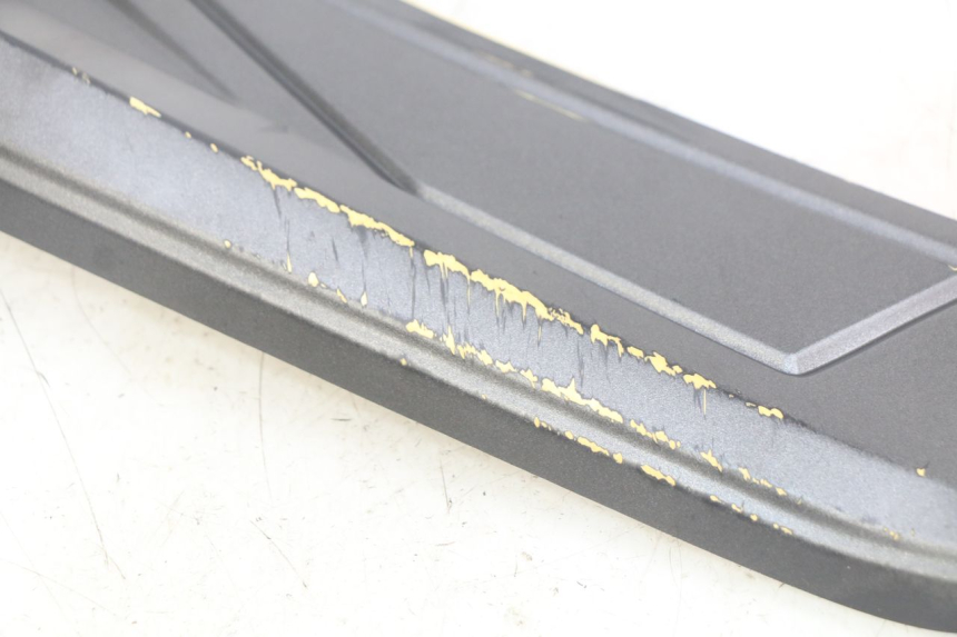 photo de TAPA DEBAJO DEL ASIENTO IZQUIERDO NECO ALEXONE 125 (2017 - 2024) - Zoom estado de uso