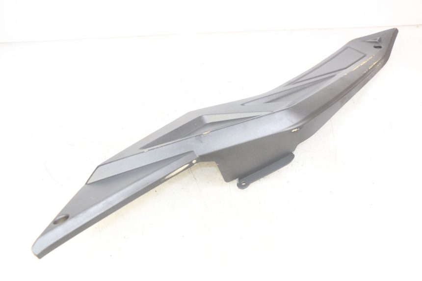 photo de TAPA DEBAJO DEL ASIENTO IZQUIERDO NECO ALEXONE 125 (2017 - 2024) - Otra perspectiva