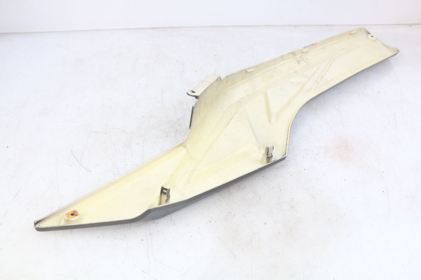 photo de TAPA DEBAJO DEL ASIENTO IZQUIERDO NECO ALEXONE 125 (2017 - 2024) - Primer plano técnico