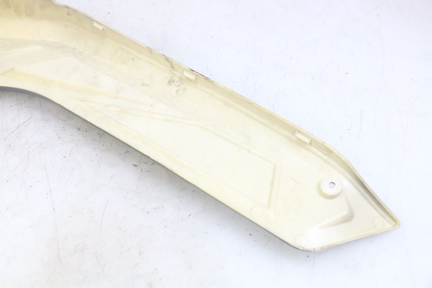 photo de TAPA DEBAJO DEL ASIENTO IZQUIERDO NECO ALEXONE 125 (2017 - 2024) - Detalles de los puntos de fijación