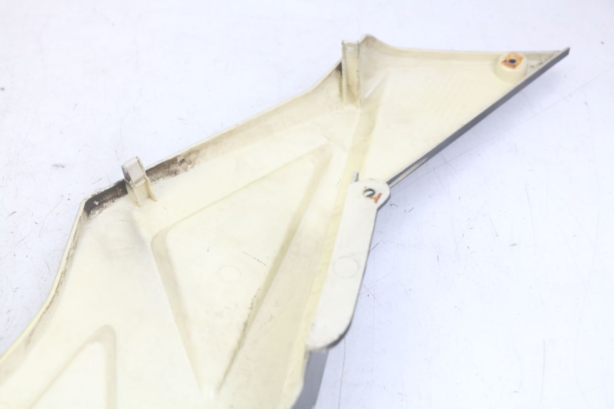 photo de TAPA DEBAJO DEL ASIENTO IZQUIERDO NECO ALEXONE 125 (2017 - 2024) - Estado de la superficie y material