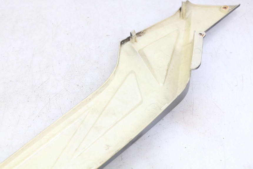 photo de TAPA DEBAJO DEL ASIENTO IZQUIERDO NECO ALEXONE 125 (2017 - 2024) - Recambio usado revisado