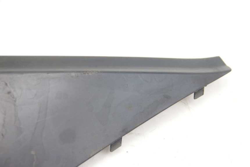 photo de TAPA DEBAJO DEL ASIENTO IZQUIERDO APRILIA ATLANTIC 500 (2002 - 2003) - Zoom estado de uso