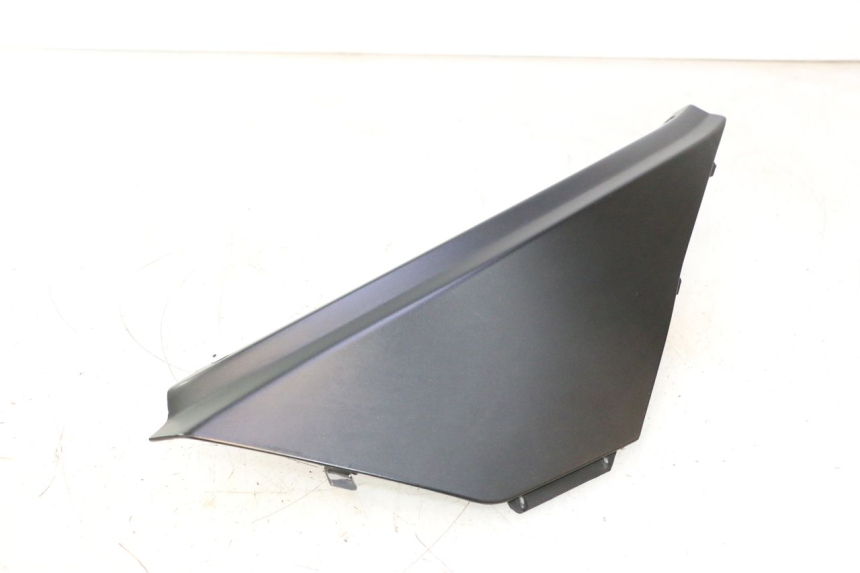 photo de TAPA BAJO ASIENTO IZQUIERDA APRILIA ATLANTIC S 125 (2010 - 2013) - Detalle de la pieza