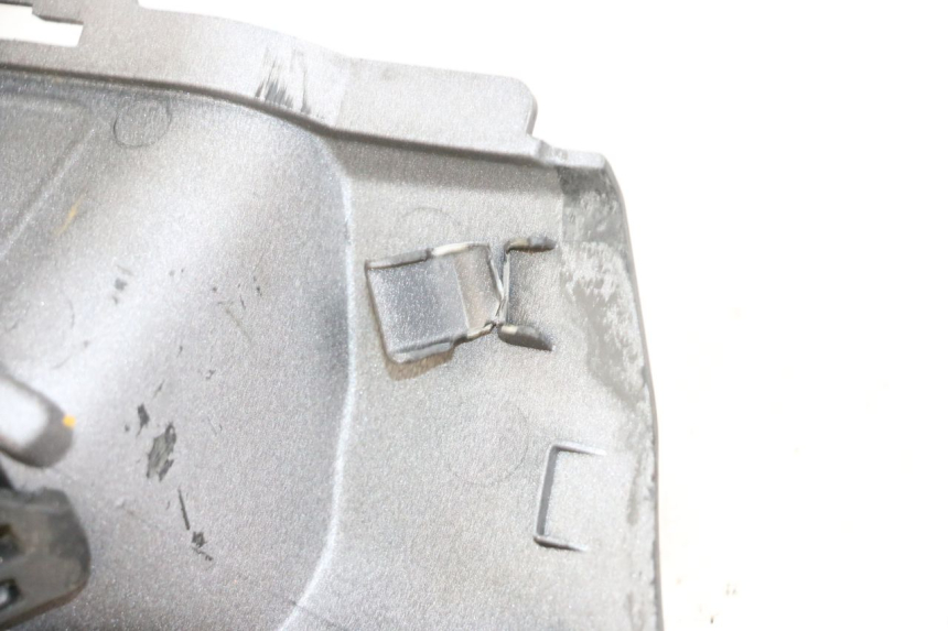 photo de TAPA BAJO ASIENTO IZQUIERDA SUZUKI BURGMAN 650 (2013 - 2020) - Zoom estado de uso