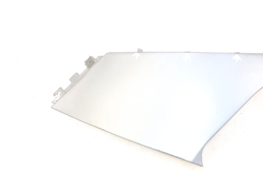 photo de TAPA BAJO EL ASIENTO IZQUIERDO. BMW C1 125 (2000 - 2003) - Detalles de los puntos de fijación