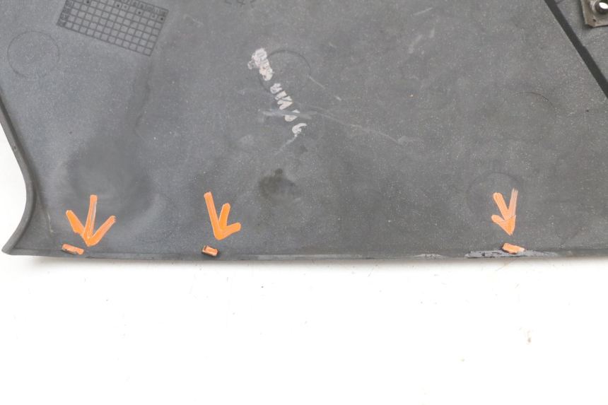 photo de TAPA BAJO EL ASIENTO IZQUIERDO. BMW C1 125 (2000 - 2003) - Primer plano técnico