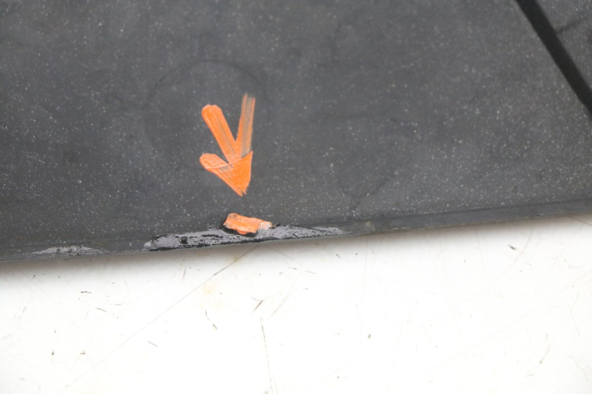 photo de TAPA BAJO EL ASIENTO IZQUIERDO. BMW C1 125 (2000 - 2003) - Detalles de los puntos de fijación