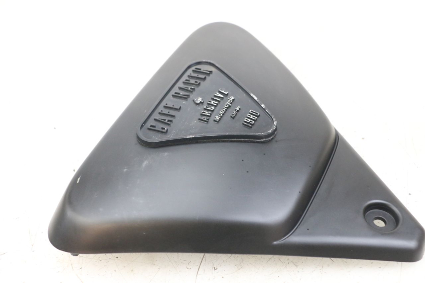 photo de TAPA BAJO ASIENTO IZQUIERDA ARCHIVE CAFE RACER 4T 50 (2019 - 2024) - Zoom estado de uso