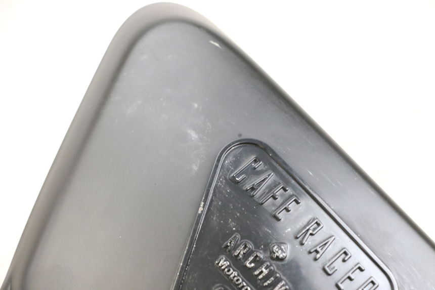 photo de TAPA BAJO ASIENTO IZQUIERDA ARCHIVE CAFE RACER 4T 50 (2019 - 2024) - Primer plano técnico