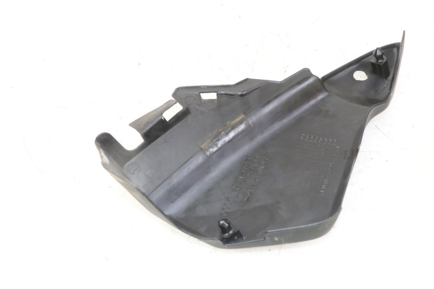 photo de TAPA DEBAJO DEL ASIENTO IZQUIERDO HONDA CBF 500 (2004 - 2007) - Primer plano técnico