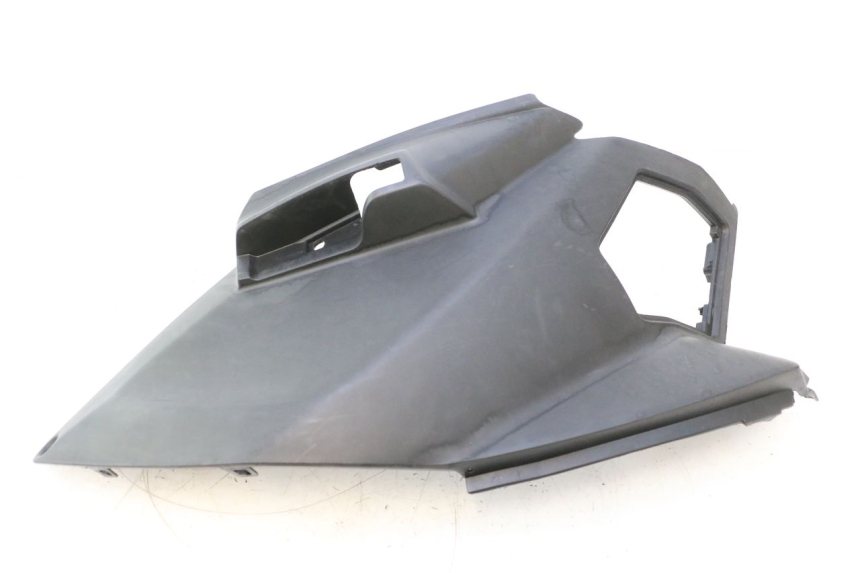 photo de TAPA BAJO ASIENTO IZQUIERDA PEUGEOT CITYSTAR 2T 50 (2018 - 2021) - Detalle de la pieza