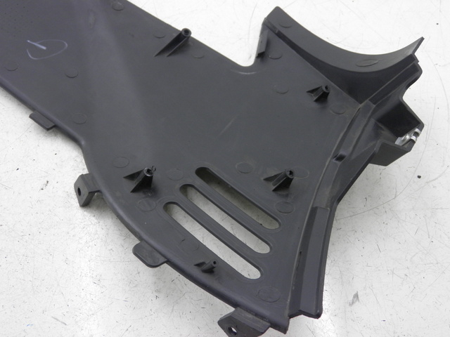 photo de TAPA BAJO ASIENTO IZQUIERDA DAELIM S2 FI 125 (2008 - 2012) - Primer plano técnico