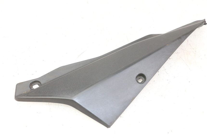 photo de TAPA BAJO ASIENTO IZQUIERDA DERBI SENDA SM DRD X-TREME 50 (2011 - 2017) - Vista principal