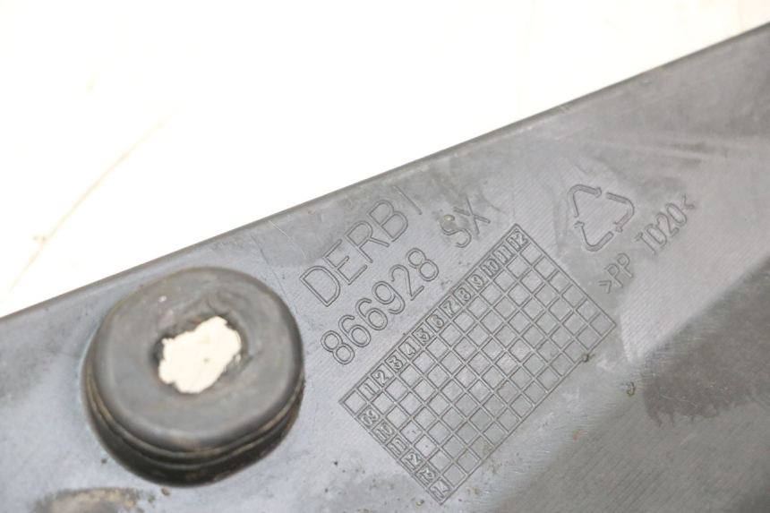 photo de TAPA BAJO ASIENTO IZQUIERDA DERBI SENDA SM DRD X-TREME 50 (2011 - 2017) - Otra perspectiva