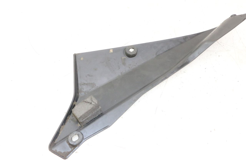 photo de TAPA BAJO ASIENTO IZQUIERDA DERBI SENDA SM DRD X-TREME 50 (2011 - 2017) - Primer plano técnico