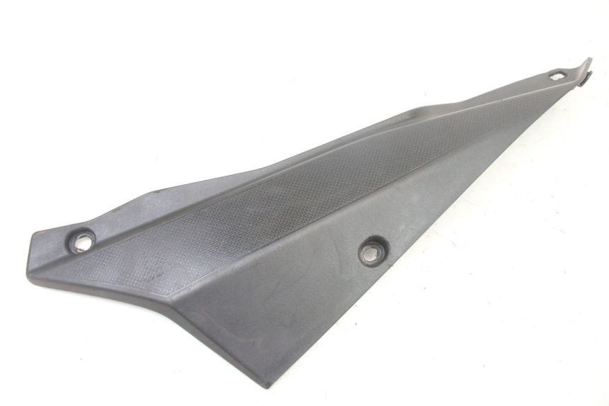 photo de TAPA BAJO ASIENTO IZQUIERDA DERBI SENDA SM DRD X-TREME 50 (2011 - 2017) - Vista principal