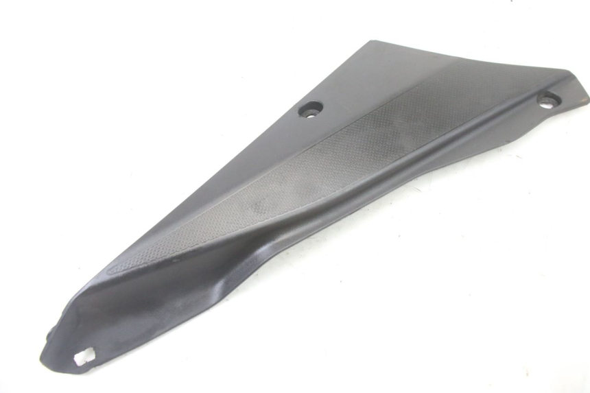 photo de TAPA BAJO ASIENTO IZQUIERDA DERBI SENDA SM DRD X-TREME 50 (2011 - 2017) - Detalle de la pieza