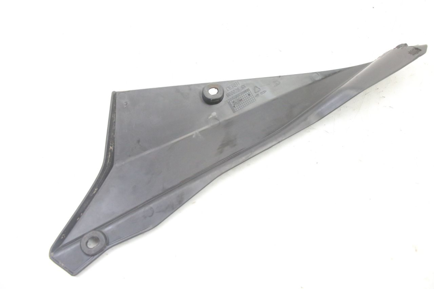 photo de TAPA BAJO ASIENTO IZQUIERDA DERBI SENDA SM DRD X-TREME 50 (2011 - 2017) - Otra perspectiva