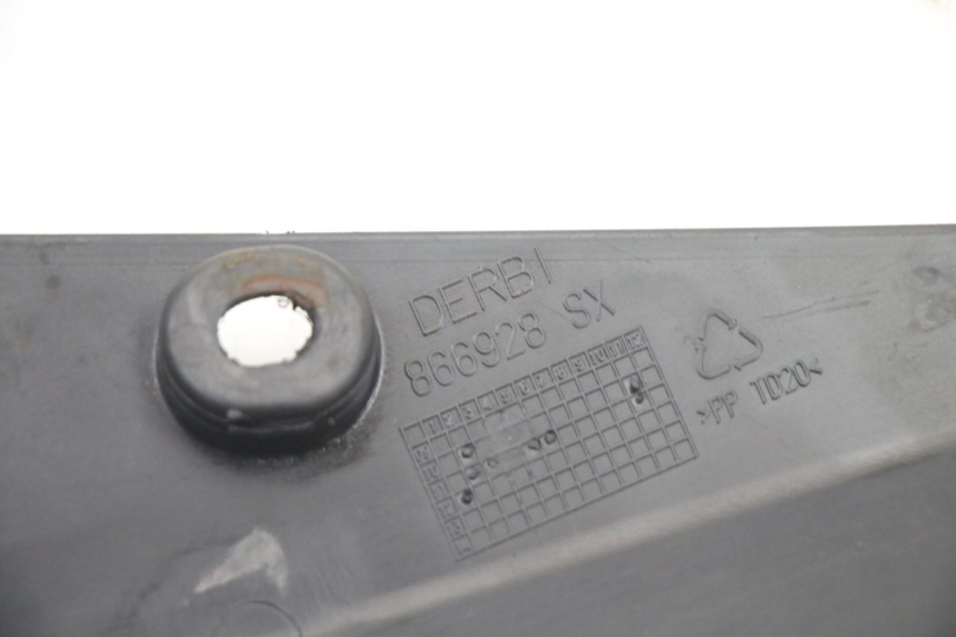 photo de TAPA BAJO ASIENTO IZQUIERDA DERBI SENDA SM DRD X-TREME 50 (2011 - 2017) - Primer plano técnico