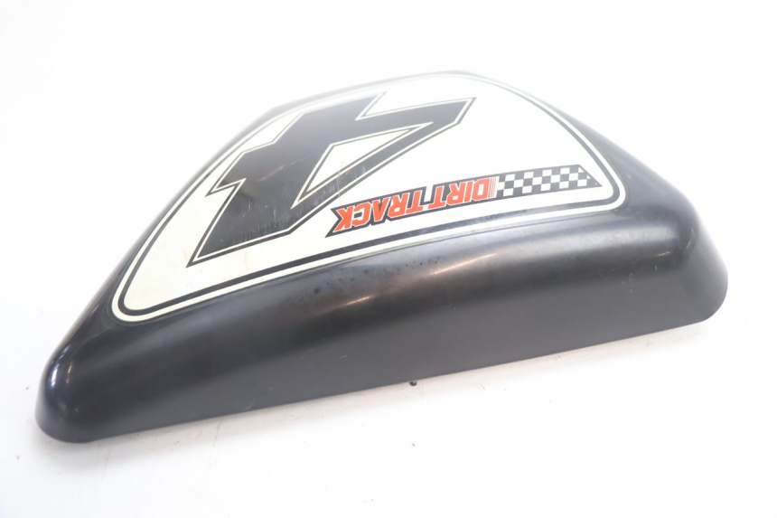 photo de TAPA BAJO ASIENTO IZQUIERDA MASH DIRT TRACK 50 (2018 - 2020) - Primer plano técnico