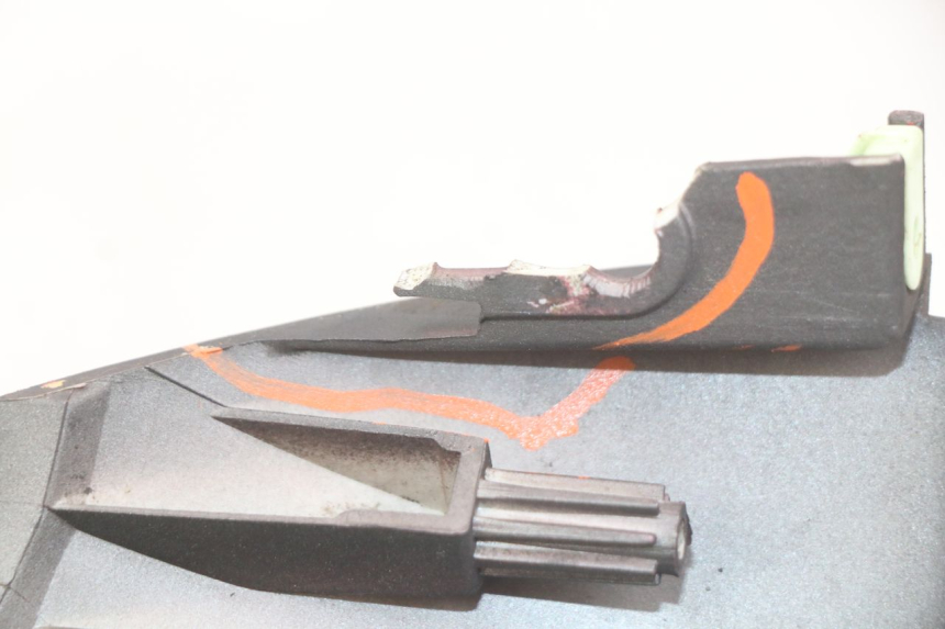 photo de TAPA DEBAJO DEL ASIENTO IZQUIERDO PEUGEOT DJANGO 4T 50 (2014 - 2019) - Otra perspectiva