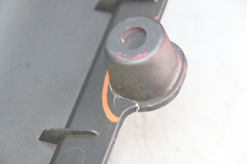 photo de TAPA DEBAJO DEL ASIENTO IZQUIERDO PEUGEOT DJANGO 4T 50 (2014 - 2019) - Primer plano técnico