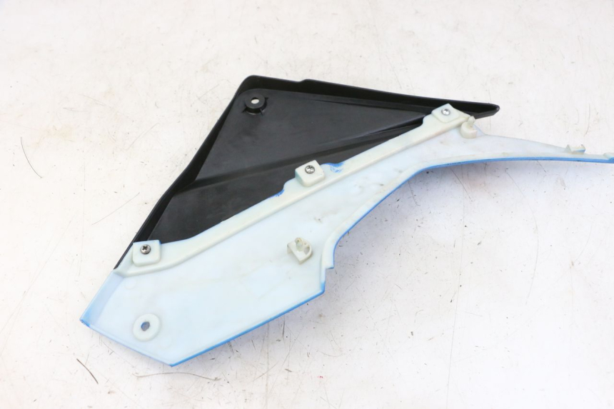 photo de TAPA BAJO ASIENTO IZQUIERDA EBROH BRAVO GLE 1 (2020 - 2024) - Detalle de la pieza